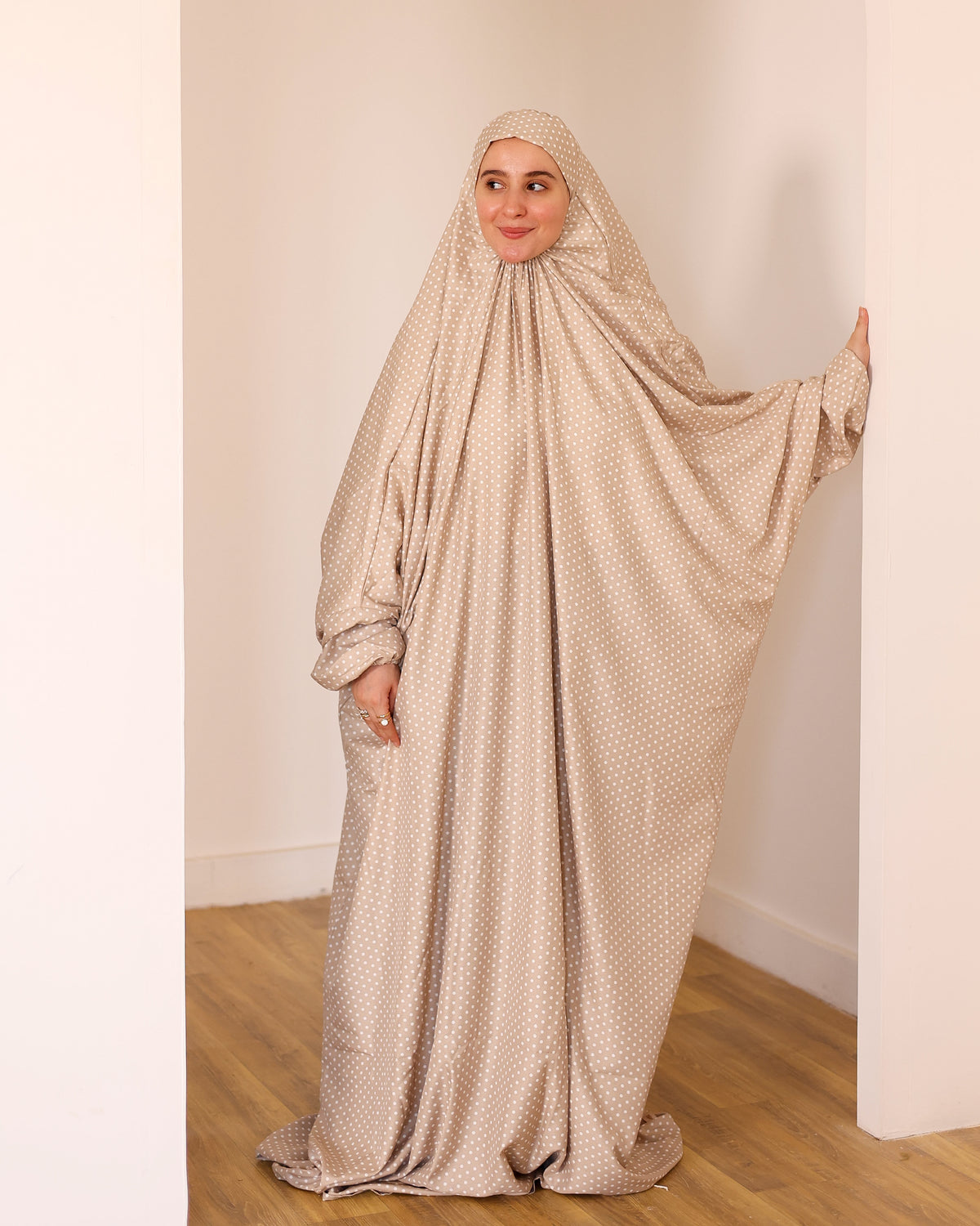 Beige Polka Dots Isdal